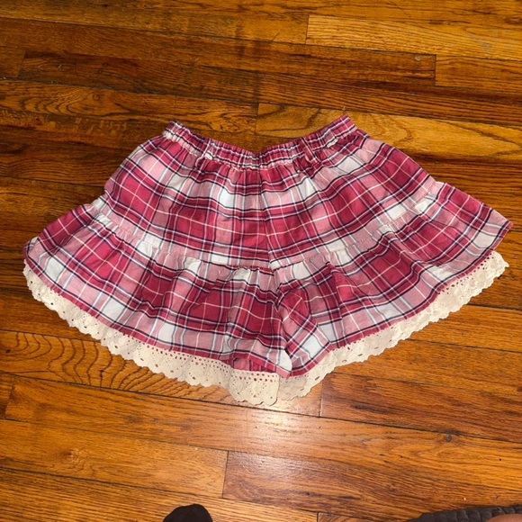 Adorable Japanese brand red plaid mini sukapan culottes shorts with lace trim - Picture 2 of 2